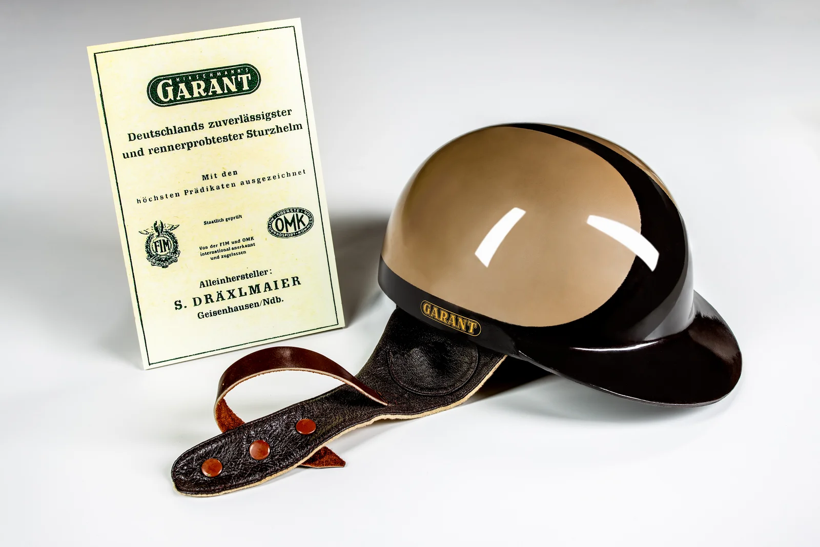 A brown crash helmet from DRÄXLMAIER.