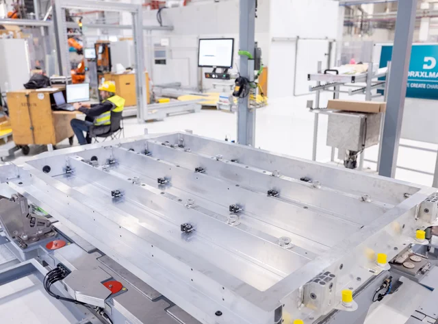 Geballte Batterie-Power Eine Industriehalle der Firma DRÄXLMAIER. Arbeiter und Maschinen sind auf dem Bild.