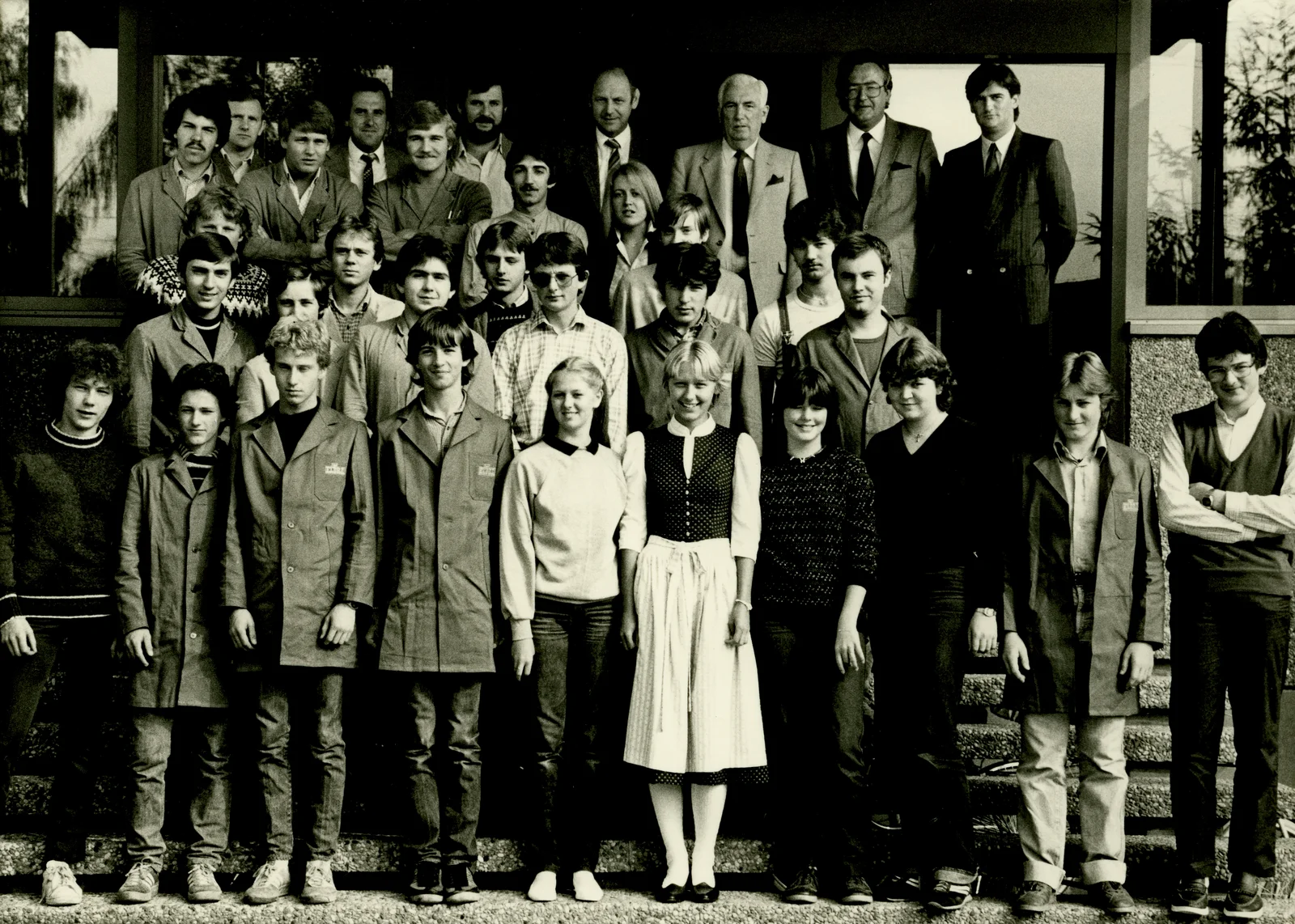 Ein Gruppenbild in schwarz-weiß zeigt die ersten Auszubildenden aus dem Jahr 1982.