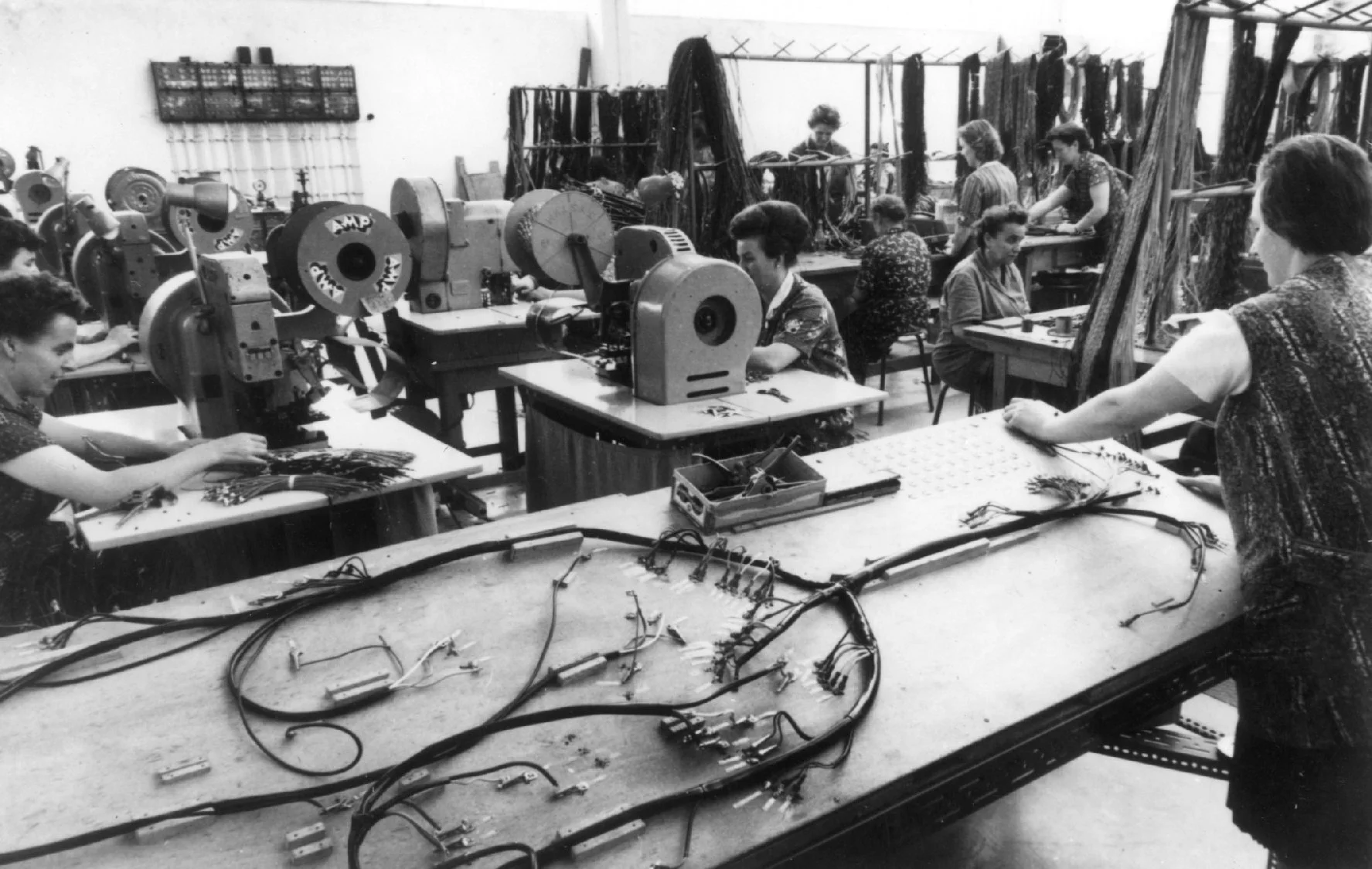 A black and white picture shows women working in the Schoexkeller.