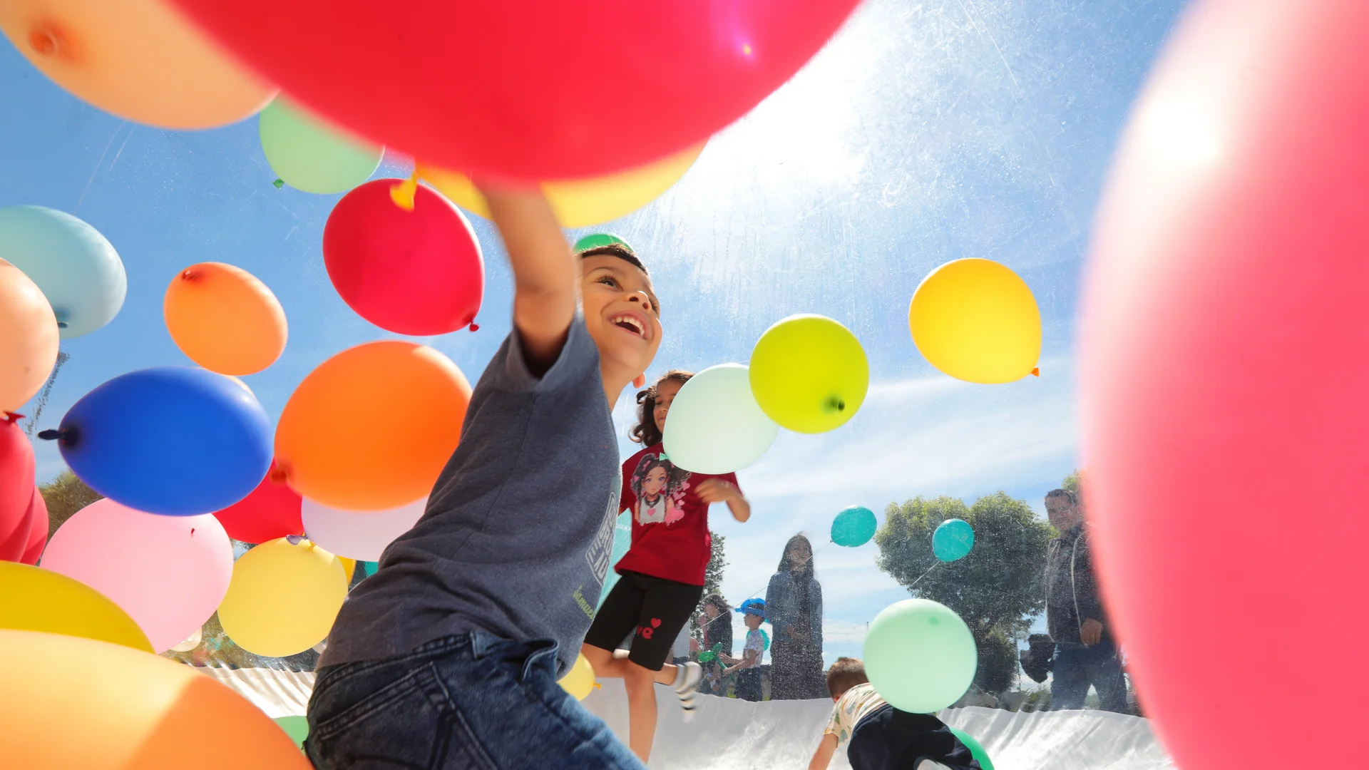 Childrens Day Romania.JPG Kinder beim Spielen mit Luftballons