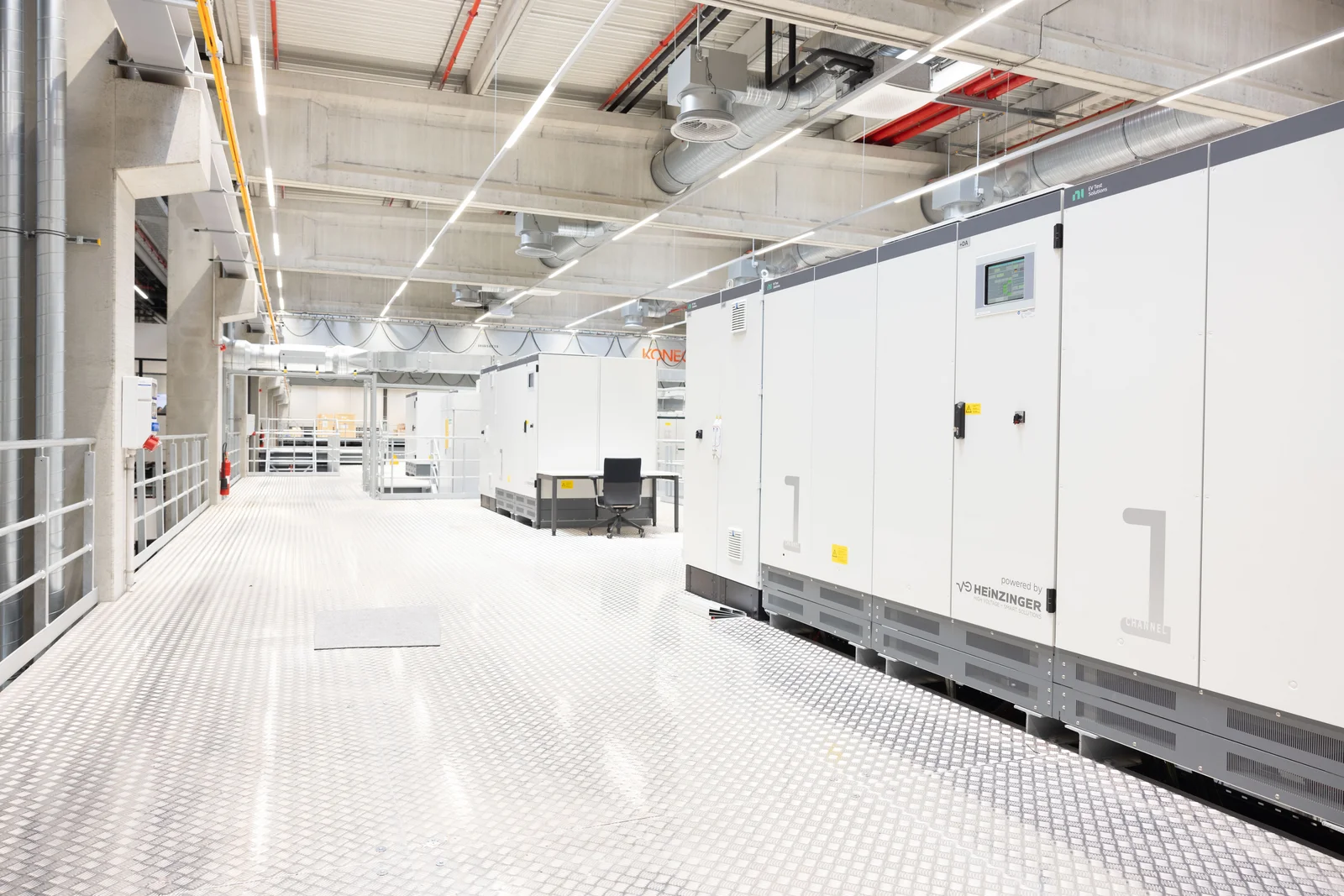 Modernes Rechenzentrum mit weißen Serverschränken und industrieller Beleuchtung.