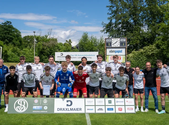 Die Spielvereinigung Landshut Die U19-Spieler der Spvgg Landshut stehen Arm in Arm nach einem 7:1 Sieg auf dem Fußballplatz.