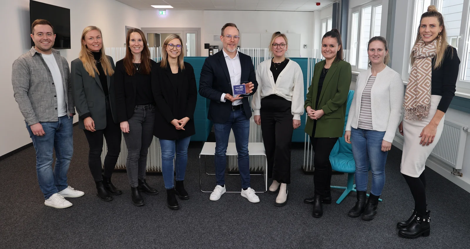 Jerzy Bittner (Mitte), verantwortlich für das Recruiting in Deutschland, mit dem Recruiting-Team und dem Forbes Award.