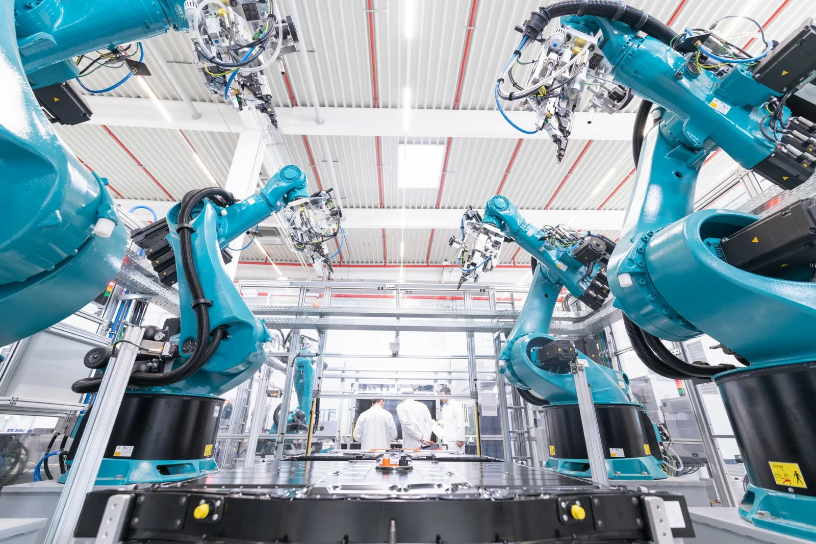 The picture shows a turquoise mold in a production hall in Sachsenheim.
