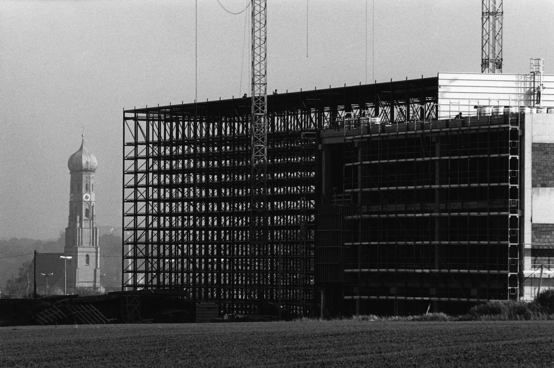 The construction site of a high-bay warehouse in Vilsbiburg.