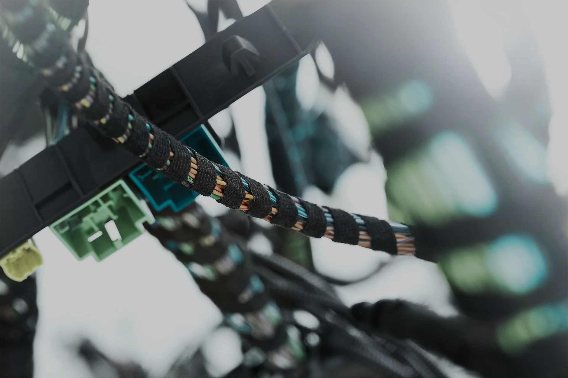 Detaillierte Nahaufahme eines Kabelbaums.